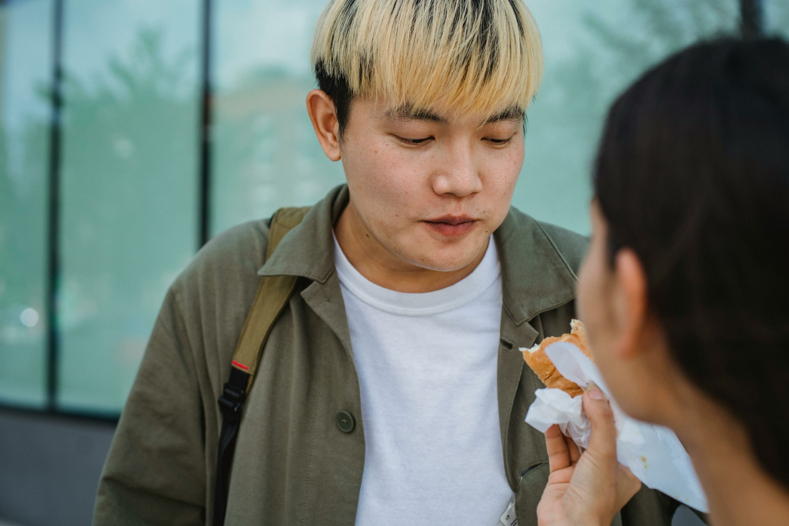 Frauenhand, Die Asiatischen Freund Mit Hot Dog FÃ¼ttert