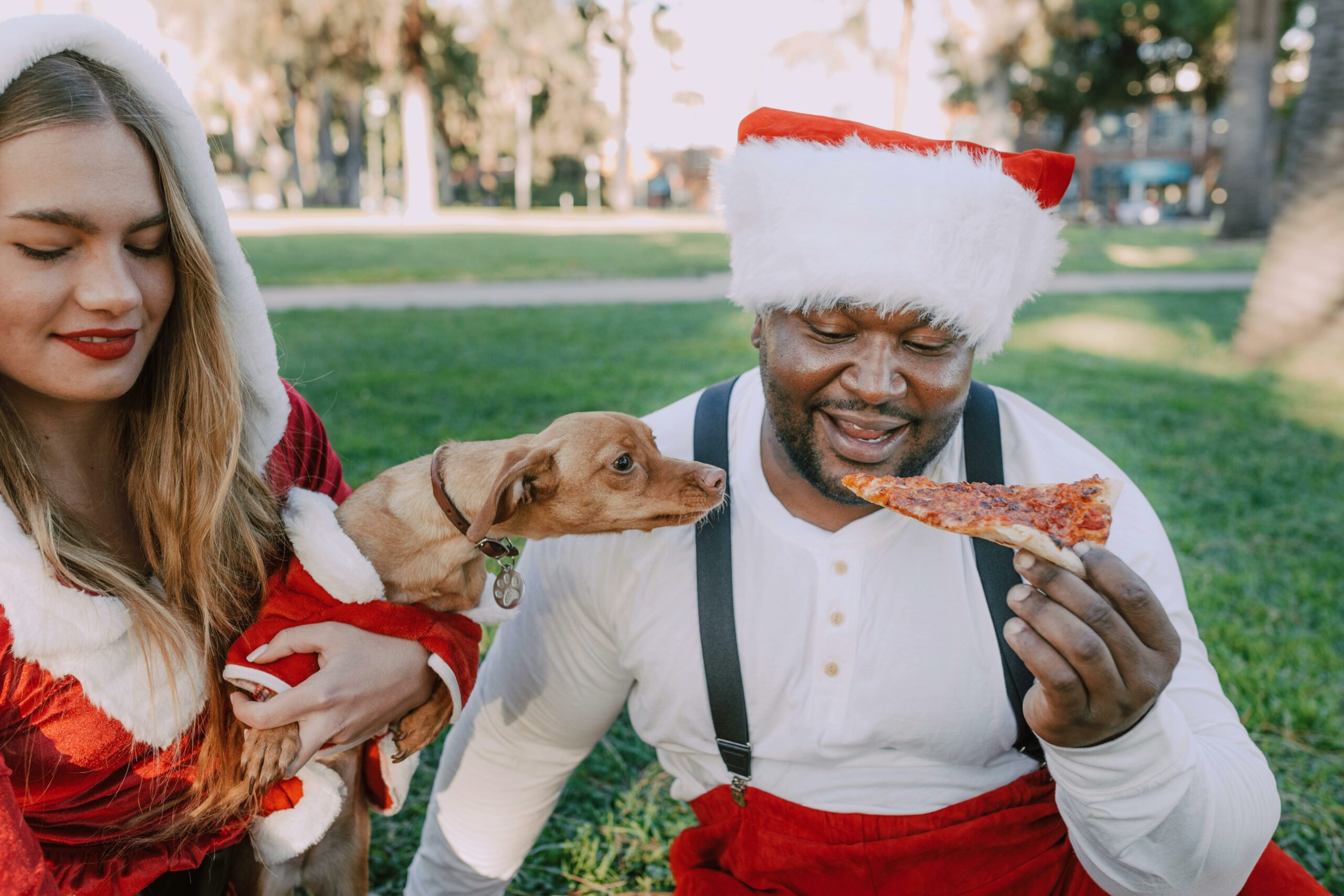Mann Im Weihnachtsmann Kostüm, Das Braunen Kurzen Beschichteten Hund Hält